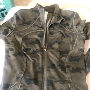 Lululemon Camo jacket 6 Forme Jacket